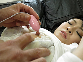 いつまでも綺麗でいたい人妻に新製品の美容クリームを勧めてみたら・・・   久々のボディタッチで疼いた下半身にヌルッとずっぽり9人生姦セックス！　サンプル画像08